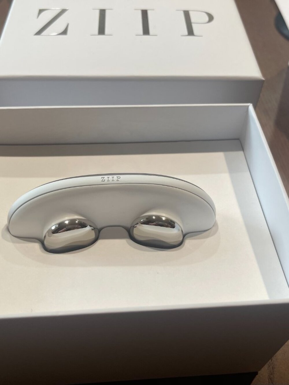 NEW ZIIP Halo - Nanocurrent™ and Microcurrent Facial Toning Device - Picture 5 of 6